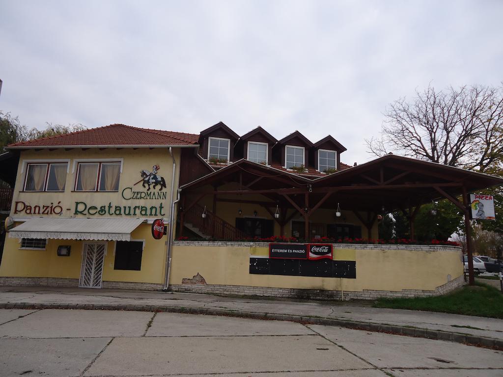 Hotel Czermann Panzio Es Etterem Oroszlány Exteriér fotografie