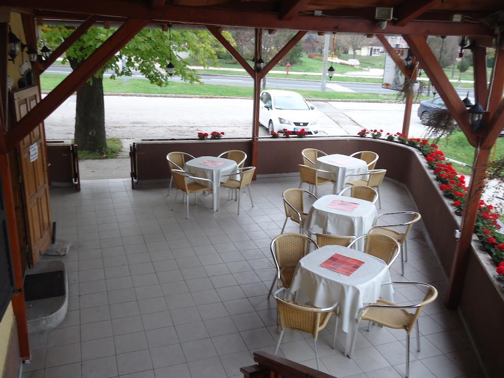 Hotel Czermann Panzio Es Etterem Oroszlány Exteriér fotografie