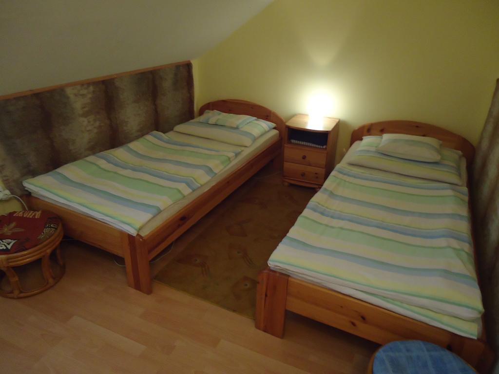 Hotel Czermann Panzio Es Etterem Oroszlány Pokoj fotografie
