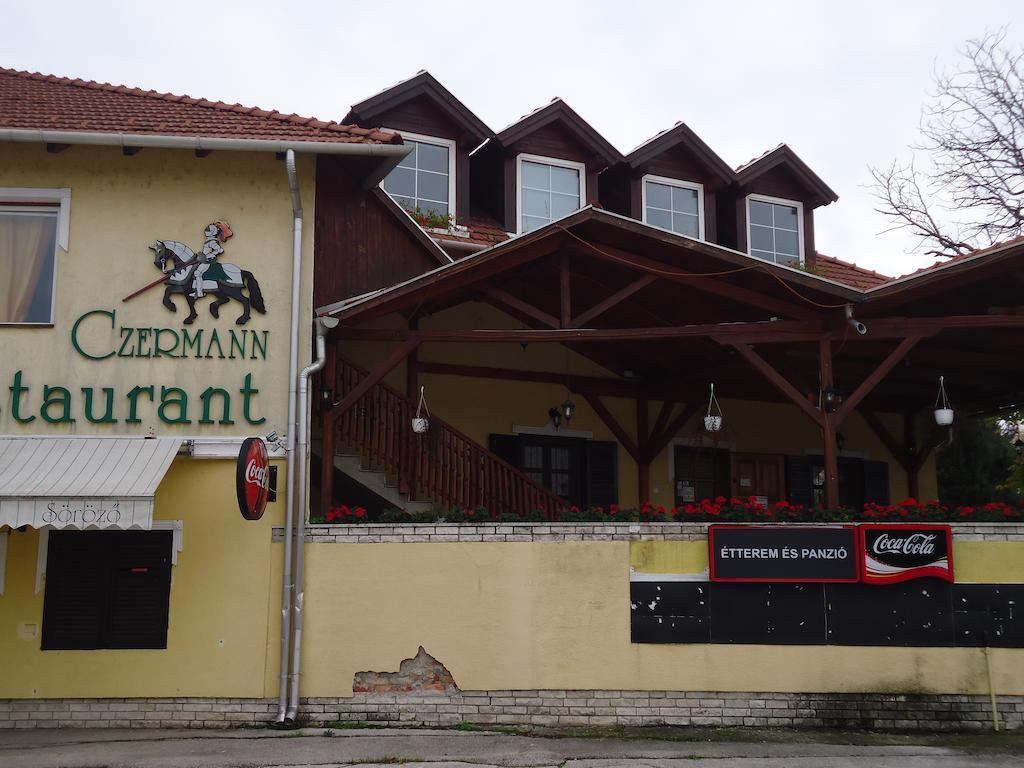 Hotel Czermann Panzio Es Etterem Oroszlány Exteriér fotografie