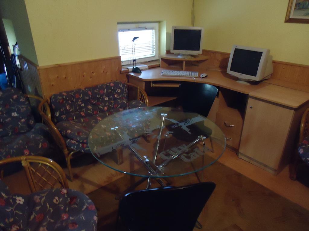 Hotel Czermann Panzio Es Etterem Oroszlány Exteriér fotografie